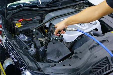 滲透劑清洗發(fā)動機污漬